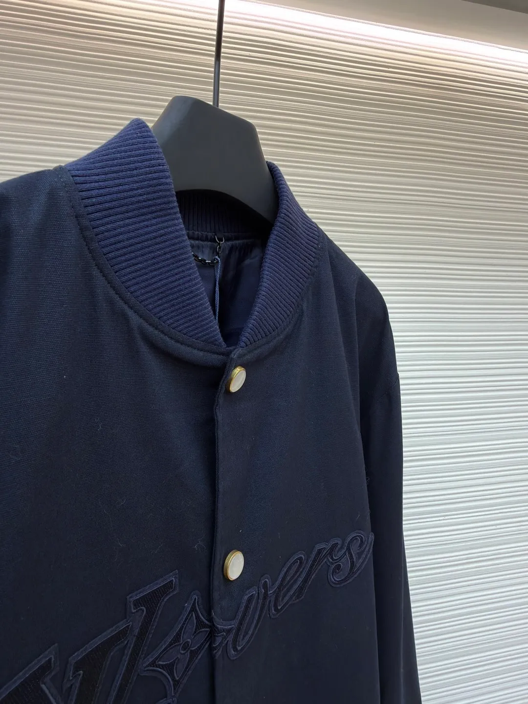 LOUIS VUITTON Little Martin Chapter Jacket ●Original version: 25400 purchased and developed ●Item number: 1680930-C55 ●Fabric: Oxford plain weave fabric ●Technology: embroidery production ●Version: fitted version ●Weight: about 790 grams ●Size: 44-46-48-50 ●Description: The fabric is made of [21s+16s Oxford plain weave], [warp and weft density 120*60], matching [cupro ammonia silk + cotton blended material lining], the front panel [positioning powder sweep template motorcycle left and right chapters], after the chapters are sewn together, there is [restored flower effect], the chapters are embroidered with [Tajima embroidery machine imported from Japan], and the bottom [non-woven cotton embroidery] Thread tatami stitch + outer short stitch hemming three-dimensional embroidery], [laser burning] to accurately cut the finished chapter, the middle microfiber material ear piece is hung with a hand-touch lacquered chain, the four-button buckle is all made of [natural seawater mother-of-pearl], the whole piece is [hand-polished to an oval shape and size], the surface is [letters engraved with a die and lathe], and [hand-made glue] is inlaid in the ancient golden base. The overall wiring is straight and delicate, the fabric is comfortable and soft, and the color is consistent without color difference. It can be matched with the same style to create a fashionable look and control various occasions. Customized accessories, complete with three standards, same style for men and women!